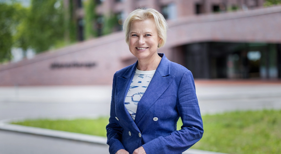 wienerberger-CFO steht vor dem Hauptsitz und lächelt (Foto)