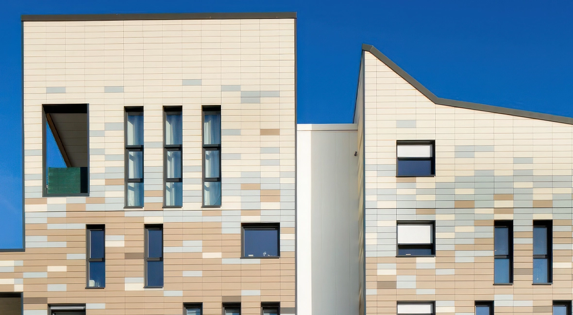 Fassade eines hellen Gebäudes mit dekorativem Muster (Foto)