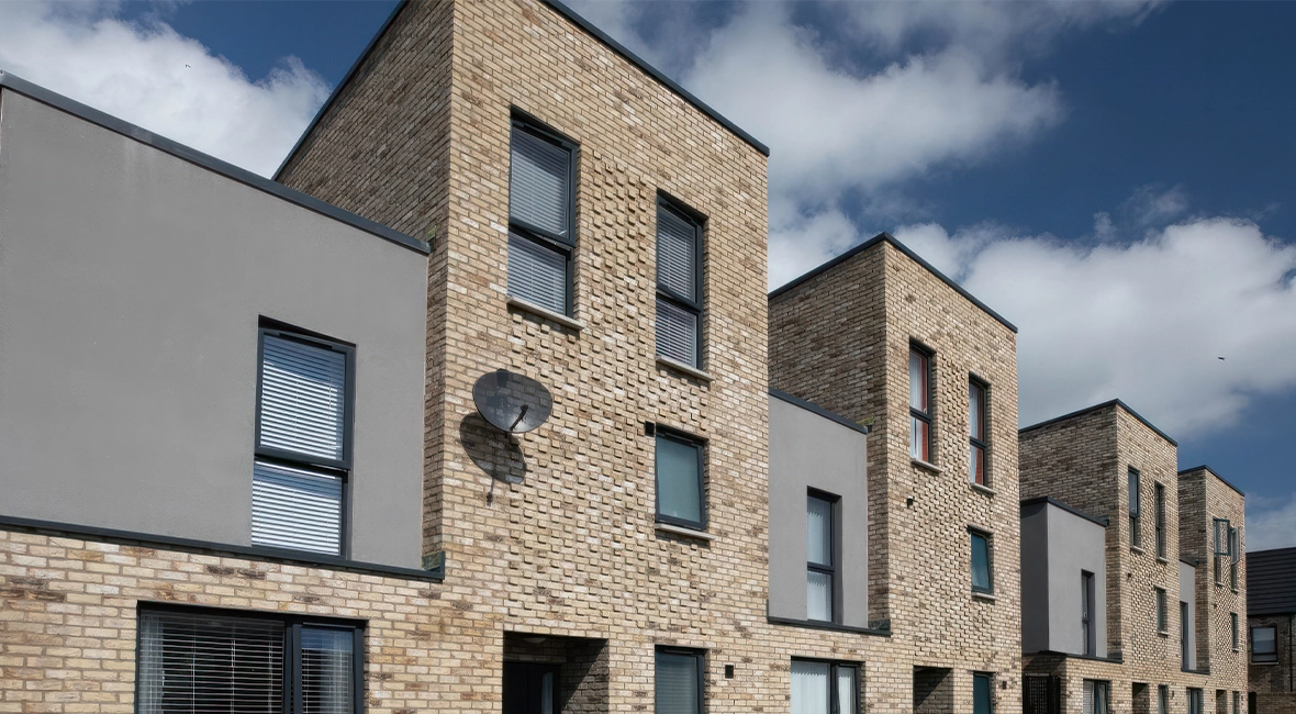 Eckige Häuserreihe mit vielen Fenstern und dunklen Gebäudeteilen (Foto)