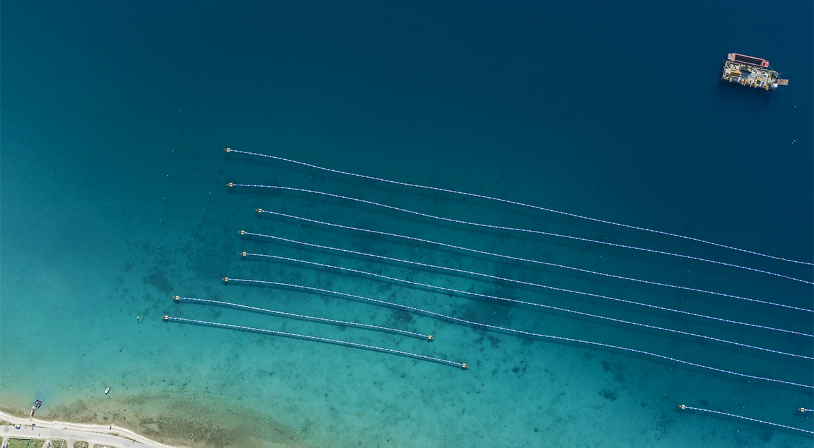 Vogelperspektive auf ein Wassermanagementsystem in einem See oder Meer (Foto)