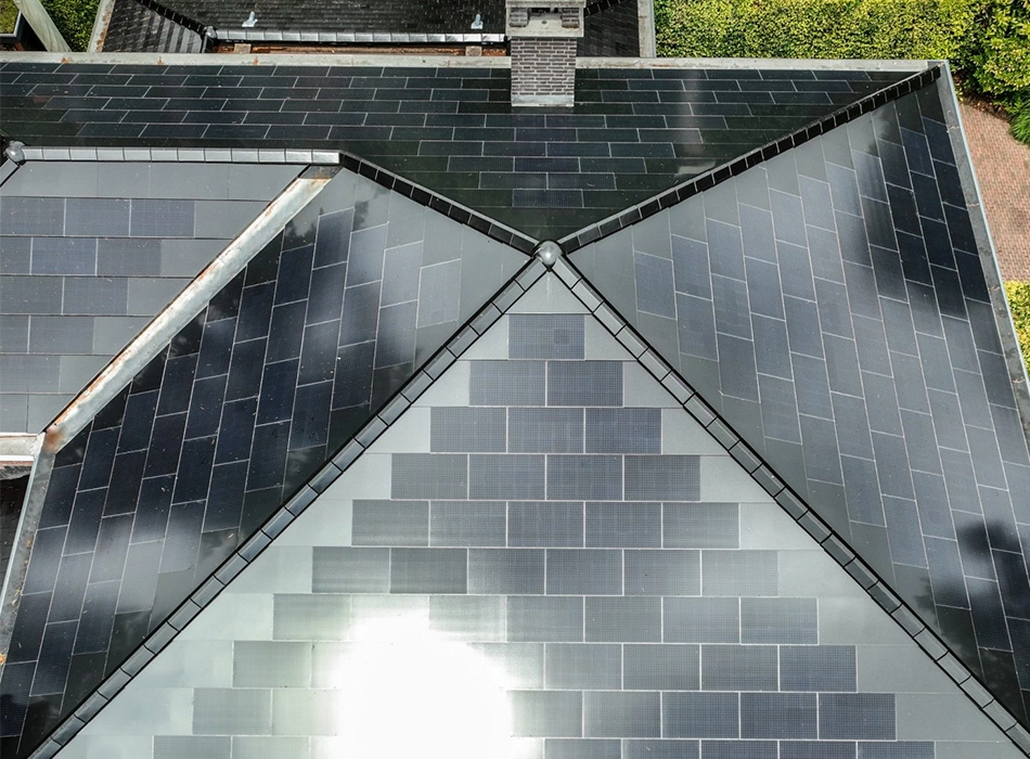 Vogelperspektive auf ein Dach mit installierten Solardachziegeln (Foto)