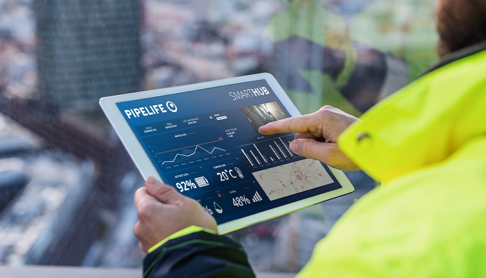 Mann interagiert mit Tablet, Pipelife ist auf dem Bildschirm sichtbar (Foto)