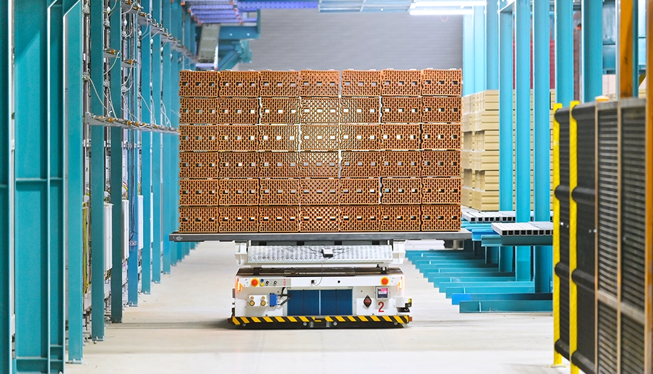 Ziegel werden von einem Transportfahrzeug auf dem Gelände des wienerberger Werks Uttendorf bewegt (Foto)