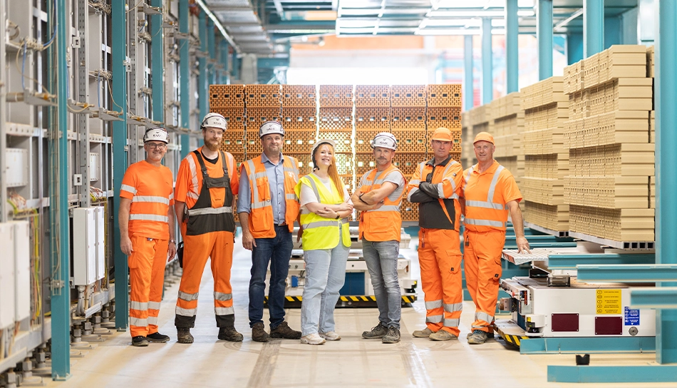Mehrere Mitarbeiter stehen auf dem Gelände des wienerberger Werks Uttendorf vor einem Transportfahrzeug (Foto)