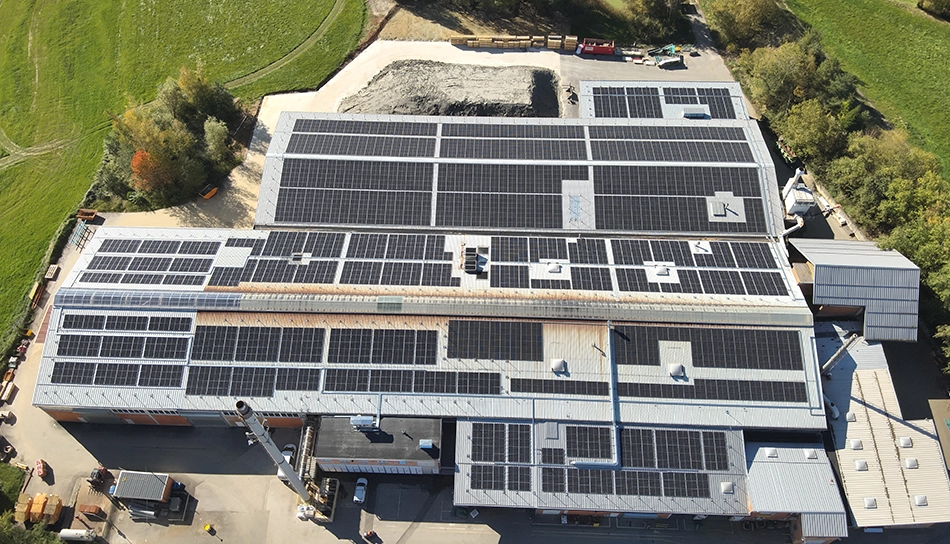 Dach des wienerberger Werks Uttendorf mit installierten Photovoltaikmodulen (Foto)