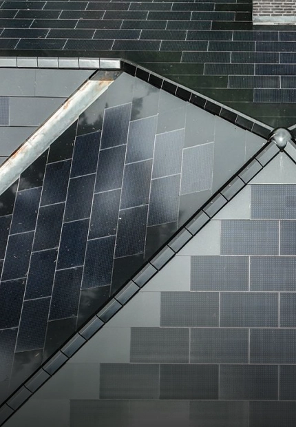 Vogelperspektive auf ein Dach mit installierten Solardachziegeln (Foto)