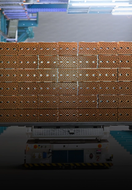 Ziegel werden von einem Transportfahrzeug auf dem Gelände des wienerberger Werks Uttendorf bewegt (Foto)